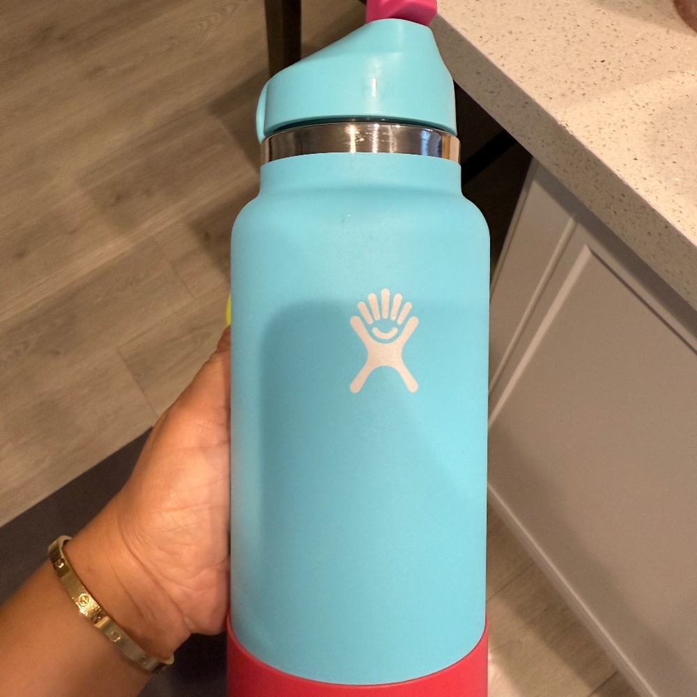 Hydroflask 32 oz tumbler with matching boot turquoise with fuchsia